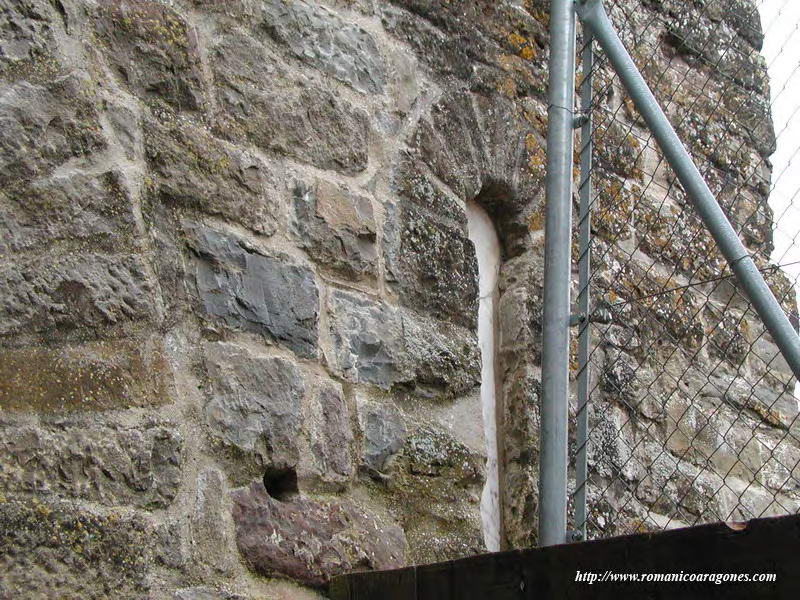 VENTANA ASPILLERADA CON ARCO DE HERRADURA